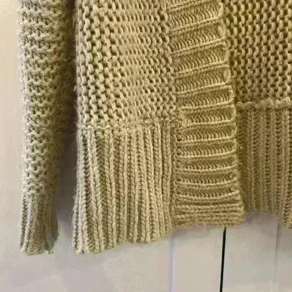 Women’s tan oversized cardigan ALY DALY size small S Thick cable lots of texture - Picture 4 of 6